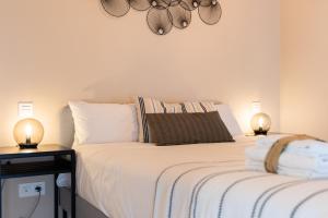 1 dormitorio con 1 cama y 2 lámparas en las mesas en INSIDEHOME Apartments - La Casita de Montse en Palencia
