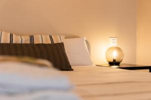 A bed or beds in a room at INSIDEHOME Apartments - La Casita de Montse