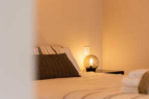 A bed or beds in a room at INSIDEHOME Apartments - La Casita de Montse