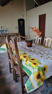 uma mesa com uma toalha de girassol em Pousada Mirante Pôr do Sol em Maricá