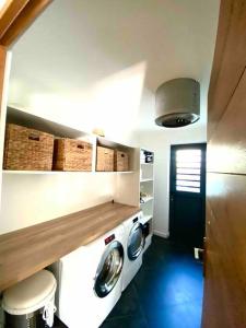 a laundry room with a washing machine in a room at Villa L’Eden Zen face à l océan in Saint-Pierre