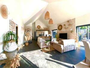 Μια τηλεόραση ή/και κέντρο ψυχαγωγίας στο Ti Eden Zen by Ti Pêcheurs Face à l'océan