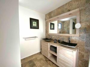 Η κουζίνα ή μικρή κουζίνα στο Ti Eden Zen by Ti Pêcheurs Face à l'océan +17 φωτογραφίες