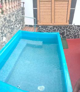 una piscina en una casa con piscina azul en Chalet Juana La Concha Valle de Agaete, en San Pedro