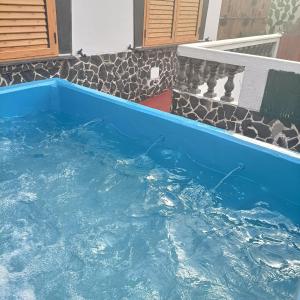 una piscina de agua azul en una casa en Chalet Juana La Concha Valle de Agaete, en San Pedro