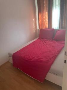 1 dormitorio con cama con sábanas rosas y ventana en Room in 3 bedrooms flat, 9 min to MESSE, free parking, en Frankfurt