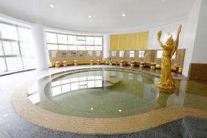 a large lobby with a statue in the middle of it at ホテル　ロモサ in Minakami