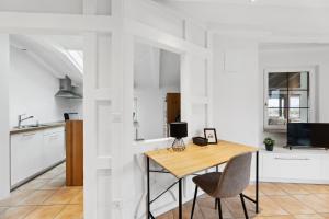 cocina y comedor con mesa y sillas en Sonniges Apartment mit traumhaftem Bergblick, en Buchs