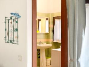 聖維托基耶蒂諾的住宿－Piccolo Loft Sabbia e Sassi - Incantevole Loft sulla Costa dei Trabocchi，一间带水槽、卫生间和镜子的浴室