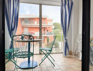 balcón con mesa y sillas en Piccolo Loft Sabbia e Sassi - Incantevole Loft sulla Costa dei Trabocchi, en San Vito Chietino