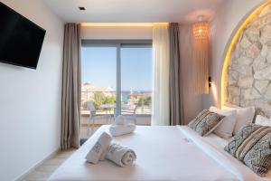 Postel nebo postele na pokoji v ubytování Amalthia Luxury Suites