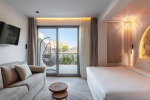 Postel nebo postele na pokoji v ubytování Amalthia Luxury Suites