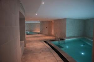 Bazén v ubytování Les Appartements de Maé nebo v jeho okolí