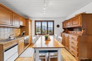Majoituspaikan Sonniges Apartment mit traumhaftem Bergblick keittiö tai keittotila