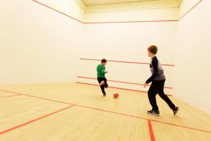 Tennis- en/of squashfaciliteiten bij Beachhotel Zandvoort by Center Parcs of in de buurt 
