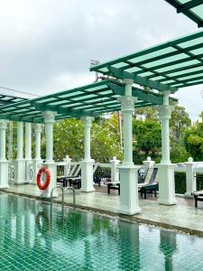 Bazén v ubytování Grand Supicha City Hotel - SHA Plus nebo v jeho okolí