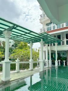 Bazén v ubytování Grand Supicha City Hotel - SHA Plus nebo v jeho okolí