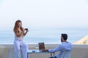 Gostje med bivanjem v nastanitvi Skyfall Suites - Adults Only