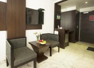 TV a/nebo společenská místnost v ubytování Hotel Raya Inn