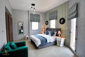 um quarto com uma cama grande e uma parede verde e cinzenta em Success luxury apartment - 5 min away jbr beach - Free housekeeping provided everyday- 24-7 staff available for services em Dubai