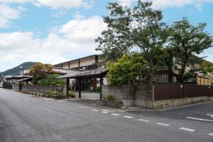 un edificio sul lato di una strada di Hohoemino Kuyufu Tsuruya a Tendo