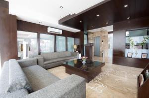 Posezení v ubytování Hotel Raya Inn