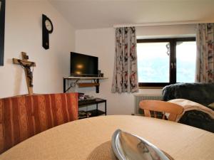 TV a/nebo společenská místnost v ubytování Apartment Höllwarth by Interhome