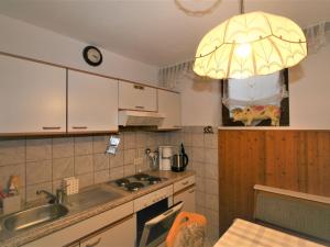 Kuchyň nebo kuchyňský kout v ubytování Apartment Höllwarth by Interhome