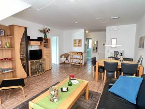 una sala de estar con un sofá y una mesa en Apartment Schwarzwaldblick III by Interhome, en Bernau im Schwarzwald