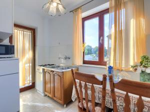 Kuchyň nebo kuchyňský kout v ubytování Apartment Alba-2 by Interhome