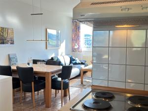 cocina y comedor con mesa y sofá en Apartment Schwarzwaldblick III by Interhome, en Bernau im Schwarzwald