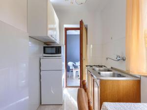 Kuchyň nebo kuchyňský kout v ubytování Apartment Alba-2 by Interhome