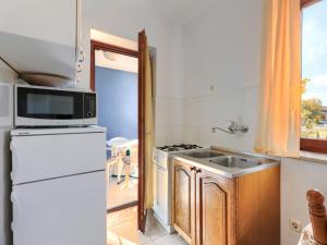 Kuchyň nebo kuchyňský kout v ubytování Apartment Alba-2 by Interhome