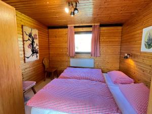 ベルナウ・イム・シュヴァルツヴァルトにあるHoliday Home Rechbergblick - BEU302 by Interhomeの木製の部屋にベッド2台が備わるベッドルーム1室