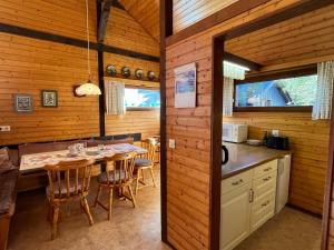 - une cuisine et une salle à manger avec une table et des chaises dans l'établissement Holiday Home Rechbergblick - BEU302 by Interhome, à Bernau im Schwarzwald