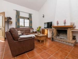 salon z kanapą i kominkiem w obiekcie Holiday Home Amado - CIL206 by Interhome w mieście Conil de la Frontera