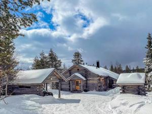 ルカにあるHoliday Home Riekonkätkä by Interhomeの雪の中の丸太小屋