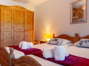 een slaapkamer met 2 bedden en een kast bij Chalet Rêves des Alpes by Interhome in Nendaz