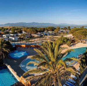 an aerial view of a resort with a swimming pool at Mobil Home -LES Flamants Roses MAR ESTANG in Canet-en-Roussillon