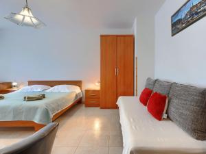 Posteľ alebo postele v izbe v ubytovaní Apartment Alba-3 by Interhome
