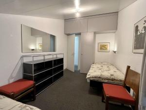ロイカーバートにあるApartment Ringstrasse - Utoring-49 by Interhomeのベッド2台とドレッサーが備わる客室です。