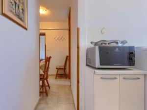 Kuchyň nebo kuchyňský kout v ubytování Apartment Alba-5 by Interhome