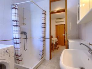 Koupelna v ubytování Apartment Alba-5 by Interhome