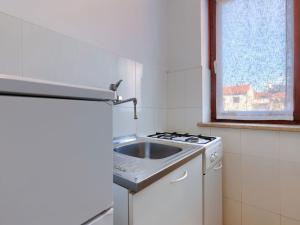 Kuchyň nebo kuchyňský kout v ubytování Apartment Alba-5 by Interhome