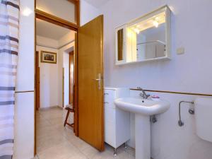 Koupelna v ubytování Apartment Alba-5 by Interhome