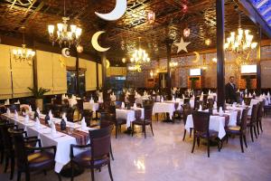 Um restaurante ou outro lugar para comer em Ezdan Hotel Doha