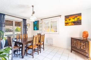 - une salle à manger avec une table et des chaises dans l'établissement Chez Isa, Villa à La Londe les Maures, à La Londe-les-Maures