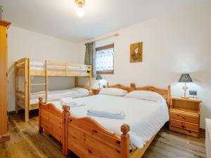 - une chambre avec 2 lits superposés et une fenêtre dans l'établissement Apartment Storie di Montagna by Interhome, à Campestrin