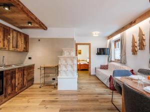 una cucina e un soggiorno con divano di Apartment Storie di Montagna by Interhome a Campestrin
