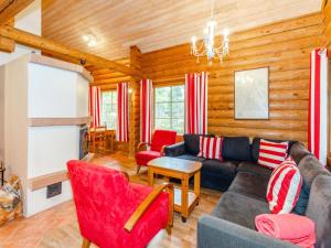 Χώρος καθιστικού στο Holiday Home Purnuranta c by Interhome